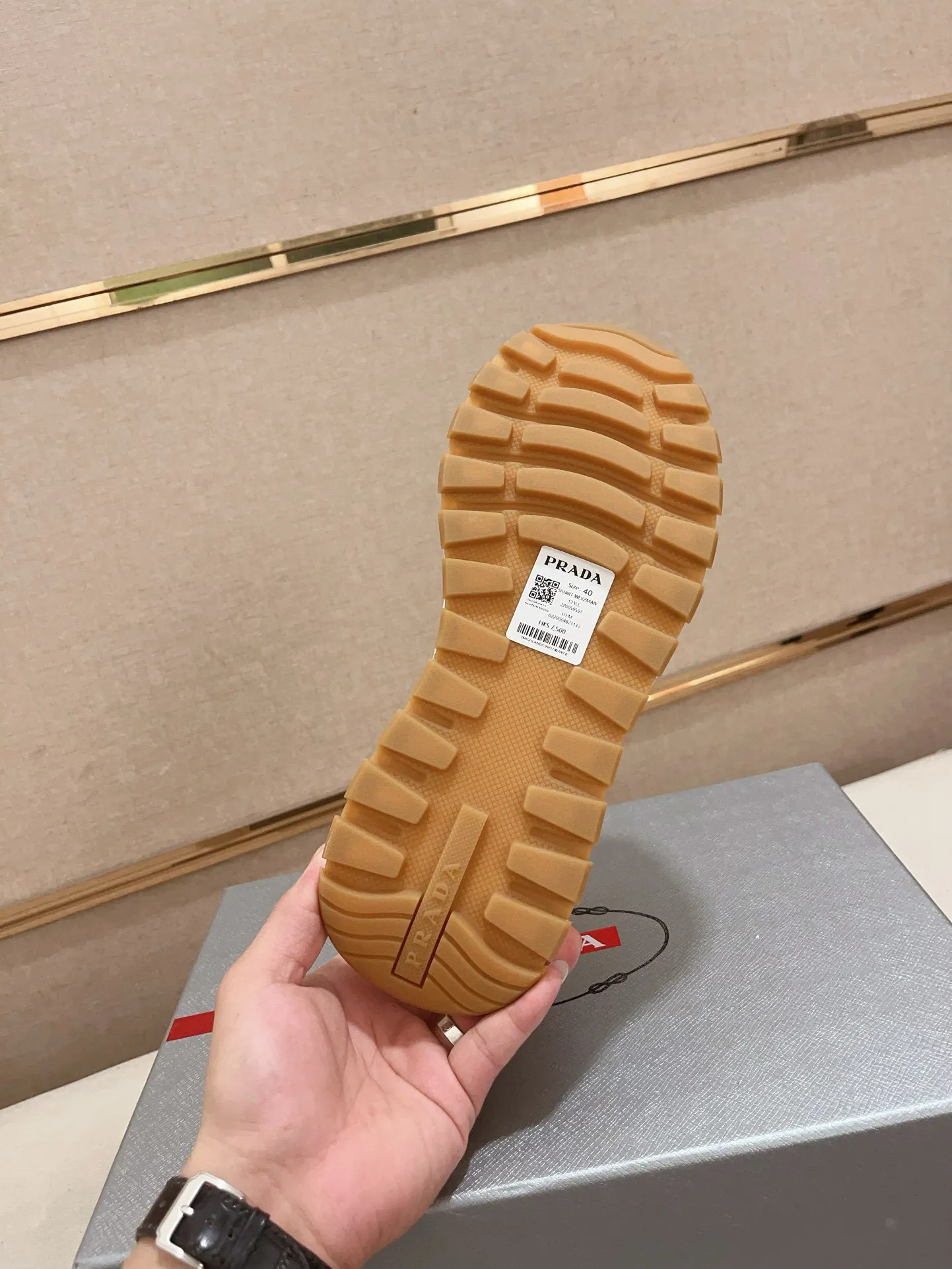 Men's shoes 💰 580💰 ✔️✔️✔️High-quality new PRADA counters are launched simultaneously. The new men's shoes and 😘 fabrics are made of selected first-layer cowhide with superb craftsmanship. Lining: Full cowhide lining. 👍🏿 High-end ☄️ air-cushion molded anti-slip rubber outsole, exquisite lines, simple and elegant, comfortable and high-end for leisure travel. Code number: 38 to 45 (can be customized to 46 to 47, non-refundable)
